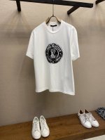LV、1V路易家2025Fw 立体植绒印花本款 T 恤以柔软透气的棉质针织裁出休闲廓形。胸前印章点缀多样路易威登经典元素，涵盖品牌创始年份，歌颂品牌的旅行与制箱