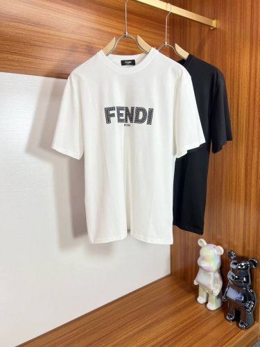 fendi** 2025年春夏新品上新 三标齐全 圆领短袖T恤 好货不用过多介绍 看细节 专柜码数：M-Xxxl 175 140建议L