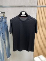 古驰25Ss春夏 新品 定制蚕丝面料丝滑透气！时尚经典圆领短袖时尚单品设计，更加时尚舒适，高标准定制，上身非常有型，胸前品牌经典Logo 图案 客供辅料，客供进