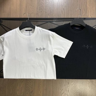 Lv 路易威登2025夏季新款刺绣Logo字母短袖T恤 胸前采用星星刺绣图案设计，搭配后背品牌字母Logo，270高克重纯棉质地，舒适透气，男女同款 颜色：黑色