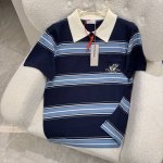 Dior迪奥 dio*25Ss新款刺绣铃兰花翻领条纹针织短袖polo 采用定制进口羊毛针织材质 面料柔软舒适 亲肤透气 胸前口袋饰以精致的铃兰花朵刺绣点缀 品牌