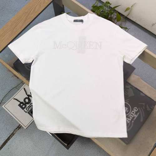 高版本 2025新款Alexander Mcqueen亚历山大麦昆经典字母图案Logo绣花休闲情侣圆领短袖T恤，采用32支双纱精梳纯棉爽滑手感，纯棉不起球不起毛