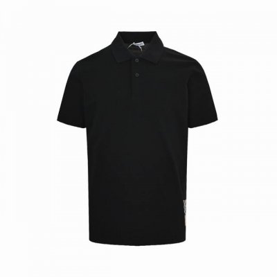 Burberry 巴宝莉 25Ss 下摆战马贴布polo短袖前幅采用进口田岛机万针刺绣，下排小字母绣花体现进口绣花机功底。还原原版品质。纽扣定染与布料颜色一致。