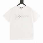 款号Y708 Louis Vuitton 路易威登 铆钉绣花圆领短袖 Vic限定款6,800购入，菲董联名系列，采用230G32S双纱纯棉面料，胸前呈现饰钉和3