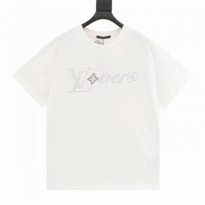 款号Y708 Louis Vuitton 路易威登 铆钉绣花圆领短袖 Vic限定款6,800购入，菲董联名系列，采用230G32S双纱纯棉面料，胸前呈现饰钉和3