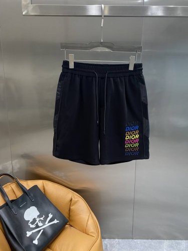 迪家 Dior短裤 黑色短裤经典又百搭，侧边那一排彩色的“Dior”字样，简直太吸睛了，时尚感直接爆棚 松紧腰设计，穿着舒适自在，抽绳调节也很方便。面料柔软亲肤