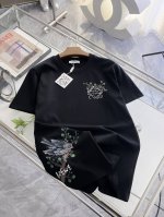 罗意威 高定面料 玉蚕丝般的丝滑 2025春夏新品上市时尚经典圆领短袖时尚单品设计，更加时尚舒适，高标准定制，上身非常有型，人工手绘工艺， 客供辅料，客供进口高