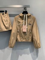 新款出货啦 原版开发 piupi*2025早春新款咖色短款连帽外套 定制再生尼龙面料 挺括耐磨 透气性佳 表面有轻微光泽感 增添高级质感 且打理起来相对轻松 长