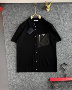 prad* 补单出货了 2025春夏季 顶级进口私货，翻领 胸前假开衫纽扣提花 三角Logo 高品真丝伊力特 高端经典 点缀Logo 设计伊立特纯色百搭款针织短