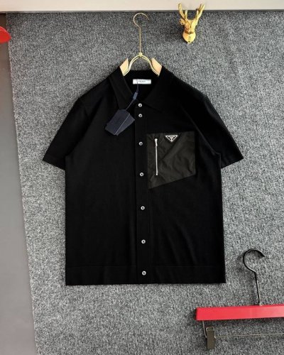 prad* 补单出货了 2025春夏季 顶级进口私货，翻领 胸前假开衫纽扣提花 三角Logo 高品真丝伊力特 高端经典 点缀Logo 设计伊立特纯色百搭款针织短