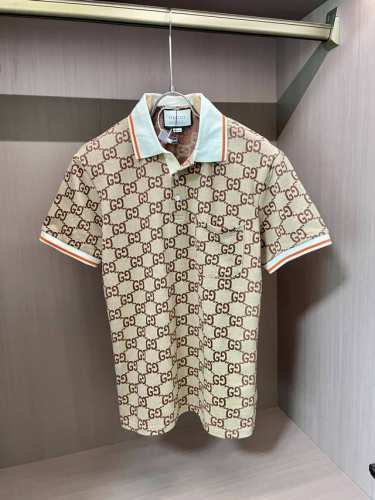 p230 gucci 短袖Polo衫。其以米色调为底色，布满经典双G互扣图案，复古又具辨识度。白色的翻领搭配橙色饰边，简洁中增添亮点；袖口同样有橙白饰边，与领口