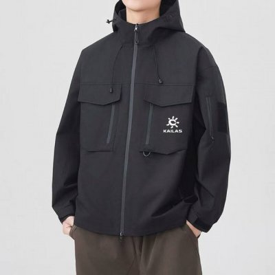 上新 上新 新款连帽多色风衣凯乐石Kalias春季男子速干轻薄外套 它的连帽设计，不仅时尚，还能在多变天气中为你遮风挡雨。精选优质面料，触感舒适，穿着自在无束缚