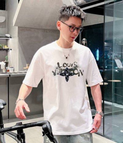 louis Vuitton路易威登 25Ss新款经典印花短袖，明星穿搭款，采用双纱纯棉280G，印花工艺，面料颜色定制定染，不缩水不退色。手感舒服，质感超强潮男