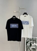 Versace范思哲25S新品推荐.绣花款经典字母T恤.男女同款.采用260G纯棉质地.面料柔软适中.吸汗透气.胸口精致3D高逼格绣花好货推荐！颜色：黑色.白色