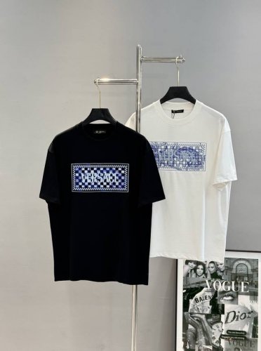 Versace范思哲25S新品推荐.绣花款经典字母T恤.男女同款.采用260G纯棉质地.面料柔软适中.吸汗透气.胸口精致3D高逼格绣花好货推荐！颜色：黑色.白色