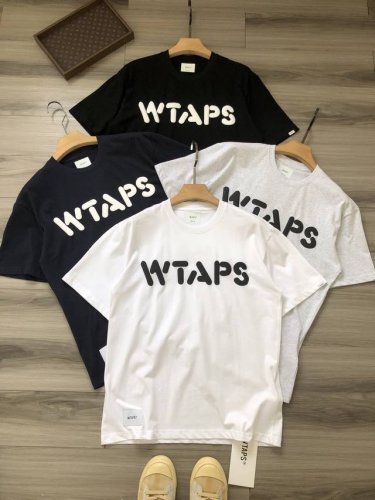 wtaps 四色字母Logo发泡印花 男女款圆领短袖半袖T恤. 颜色：白色 灰色 藏青黑色. 尺码：S M L Xl. 材质：原版定织定染250G32支精梳棉.