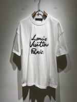 louisvuitt*路易*登 2025春夏全新系列单品上线，非常时髦前卫的一款男女同款短袖T恤，标识Logo图案压胶修饰！区别于以往的不同，宣示品牌传承多年的