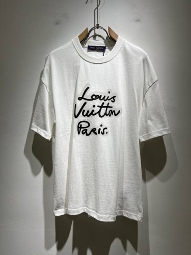 louisvuitt*路易*登 2025春夏全新系列单品上线，非常时髦前卫的一款男女同款短袖T恤，标识Logo图案压胶修饰！区别于以往的不同，宣示品牌传承多年的