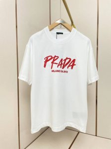 普拉达2025新款艺术字母T恤 前后植绒字母 字母特别立体 手感独特 双层螺纹领口 肩部通肩压条 280G纯棉面料 黑白双色 男女同款码数S-Xxl