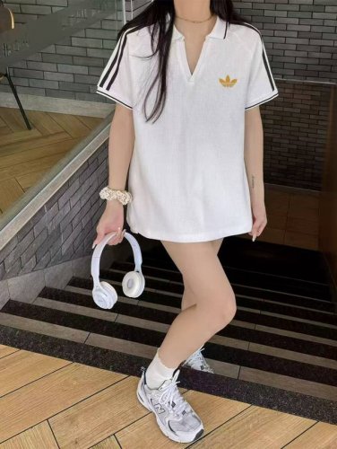 绣花 三标一致260G华夫格 专柜同款上市 本季主打 货源充足 放心主推 高端品质 即转即卖 品牌 Sy 款号 Kc0690深V短袖绣 颜色 黑色 白色 浅蓝