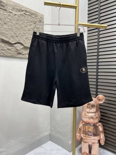 短裤 Burberry 格纹领短袖T恤套装，采用15S精棉平纹，230G；搭配 32S双纱拉架螺纹，300G。提花罗纹工艺是其品牌标志性设计元素之一，结合了经典