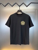 对标专柜★过验版本★Louis Vuitton路易威登Ss25春夏新款徽章提花短袖T恤 定制1:1 棋盘格珠地棉 质感十足 舒适贴肤 以黑色为基调 每一棋盘格都