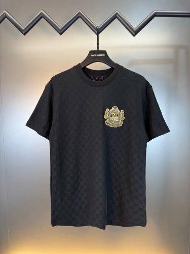 对标专柜★过验版本★Louis Vuitton路易威登Ss25春夏新款徽章提花短袖T恤 定制1:1 棋盘格珠地棉 质感十足 舒适贴肤 以黑色为基调 每一棋盘格都
