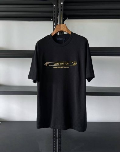 正品操作. 驴牌 当季新款 Damier 珠地 T 恤. 同等专柜品质. 本款棉质 T 恤取材细腻珠地针织，以全幅 Damier 图案烘托丰盈肌理，再为胸前和后