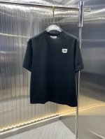 miu Miu 2025春夏新品短袖 时尚经典圆领短袖 时尚单品设计，更加时尚舒适，高标准定制，上身非常有型，胸前品牌经典Logo 图案 客供辅料，客供进口高档