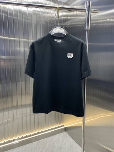 miu Miu 2025春夏新品短袖 时尚经典圆领短袖 时尚单品设计，更加时尚舒适，高标准定制，上身非常有型，胸前品牌经典Logo 图案 客供辅料，客供进口高档