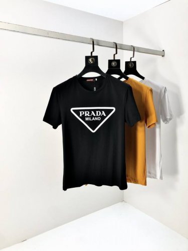 普拉达。2025春夏新品时尚圆领短袖高级定制百搭款式！更有实用感 任何人都可以轻松驾驭 采用丝光面料制作，奢华经典品牌Logo设计，1F非常显档次懂货的必须入！
