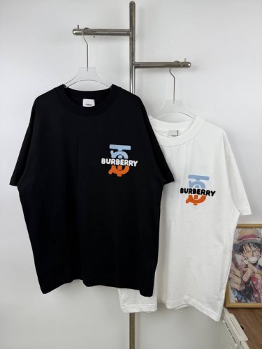 款号X30 Burberry 巴宝莉Bbr经典Tb胸口Logot恤短袖 看到这款的短袖真的瞬间被圈粉了，这雾霾色彩字Tb真的是太好看啦，相比彩字Tb那款，这个雾