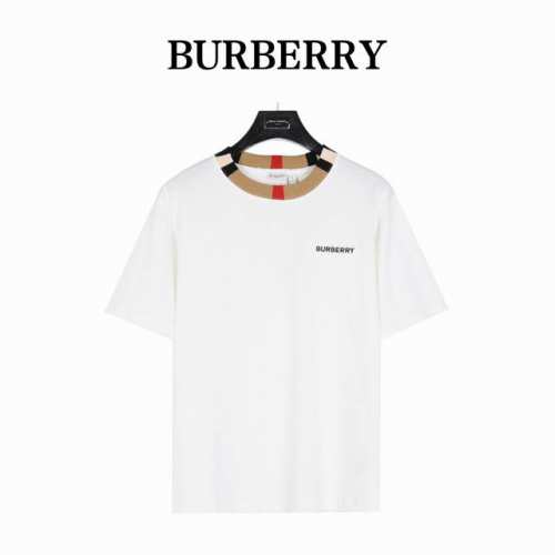 burberry 巴宝莉 领口织带拼接短袖 所有细节完美还原。采用定制面料。添加杜邦公司Sorona 索罗娜 材料，亲肤性好、改善缩水，同时可以支撑面料良好的保