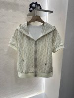 dio*2025新品上架 连帽外套短裤套装 定制Yb进口棉纶材质 质感光泽 垂顺有型 连帽短袖外套弹力短裤套装 通体以字母徽标满铺作为亮点 配合开襟拉链和抽绳细