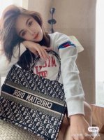 dior迪奥老花蓝色中号托特包 这只极具艺术气息、时尚感和实用性 如果你是一个气质型美女，那一定得选择Dior的这只老花托特包 精细的刺绣图案天生带着一种很精致