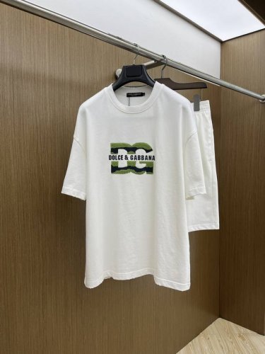 新款 套 Dg 2540春夏最新款休闲短裤短袖套装，男女款 贸易公司渠道稀出，同步官网发售！基本每一季都会有它的背影所在，期待着所有潮男潮女们的演绎！此款选用客