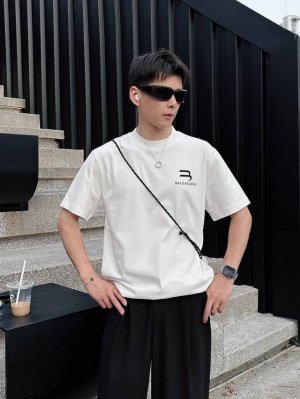 巴黎世家 2025春夏新款男女同款短袖T恤 定制专属纯棉面料 定制原版工艺螺纹 胸前重工字母Logo工艺设计 简约大方 从容百搭 档次极高 完美融入时尚还有风情