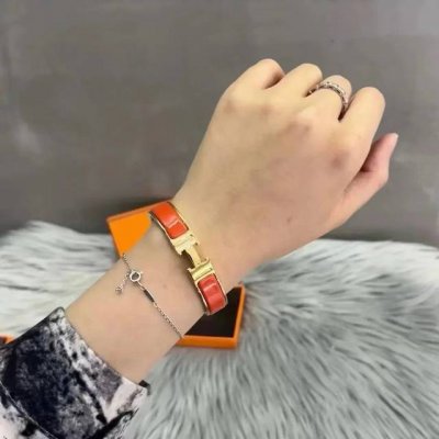 代购级别Hermes 爱马仕新款珐琅情侣款手镯 四季的爱马仕手镯也太美了 简直好看到炸又显白又好好看 每个颜色都好看到眼睛都要瞎了 美的不要不要 每个颜色代表每
