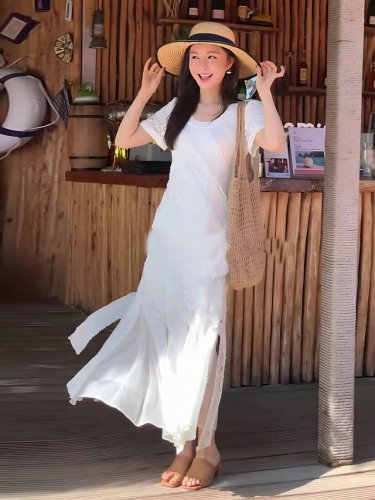 法式优雅气质钩花显瘦连衣裙 优雅永不过时 堪称衣橱里的瑰宝 以精致蕾丝编织浪漫 独特剪裁勾勒曼妙身姿 鱼尾裙摆灵动飘逸 穿上它 你就是焦点 魅力不彰自显 Sml