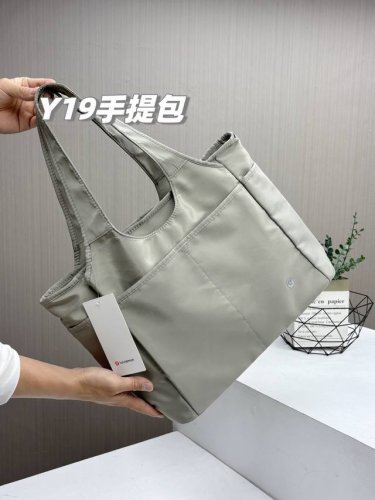 高端操作！Lululemon2025最新款大容量手提式旅行包，多口袋全功能运动健身单肩腋下旅行包！家人一直在推的款式，可单肩，可手提，超大容量，任意出行！ 品名