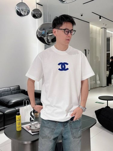 香奈儿2025夏季新款短袖T恤，特色的毛绣工艺，个性艺术系列全网独家首发 百搭款细节处理完美240克纯棉面料十分精致 原版面料 网红明星同款高版本 高品质手感非