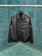 驴家 25Ss新款夹克式衬衫以桑蚕丝塑造摩登休闲廓形，再令 Monogram 提花映现莹润波纹效果。莱茵石路易威登标识点亮胸袋，Marque L.Vuitton