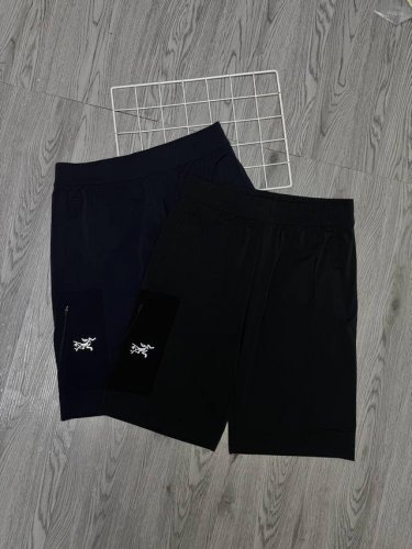 鸟家男款舒适透气多功能运动短裤！！ 速干短裤 顶级速干面料！上身舒适透气！排汗速干，功能强大！专柜同步更新的款式！！立体修身裁剪，版型超级赞！！！裤子口袋拉链设