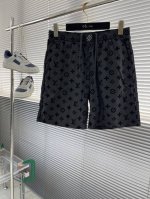 上衣 短裤 -驴牌 25Ss新款桑蚕丝短裤以 Monogram 提花呈现莹亮波纹质感，再为两侧裤腿点缀针织饰带，可与同款短袖马球衫共筑日夜皆宜的学院风造型。Ma