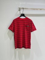 25Ss春夏上新！Miu系节日限定红色条纹短袖T恤，还是经典复古，自带一种美式慵懒氛围感，Miu女孩必入！现货供应红色Sml