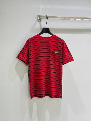 25Ss春夏上新！Miu系节日限定红色条纹短袖T恤，还是经典复古，自带一种美式慵懒氛围感，Miu女孩必入！现货供应红色Sml