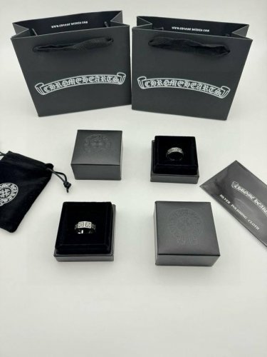 chrome Hearts克罗心开口戒指 复古方形开口 玩酷必备单品。无敌细节，看实拍！ 顶级泰银工艺！别具一格的质感和色泽，使首饰粗犷而古朴。经过特殊处理,可