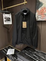 Bur25S早春男士隐藏式连帽外套夹克.......主体高密度聚酯纤维面料 满足于常规休闲且包容所有场合的着装需求，出在穿搭季属于极出色的首选单品，实穿性极佳！