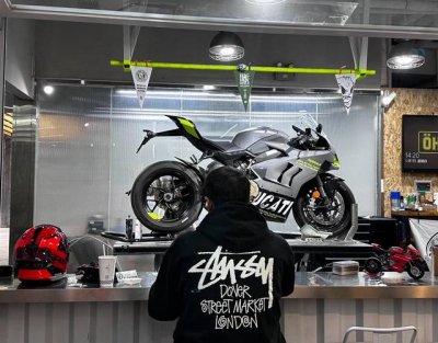 140 Stussy 斯图西联名伦敦连帽开衫外套 现货发售 男女同款 双层大帽子上身立体有型，摸到手就是厚实的感觉，不起球不掉色 落肩版型 二本针加持 拒绝变形