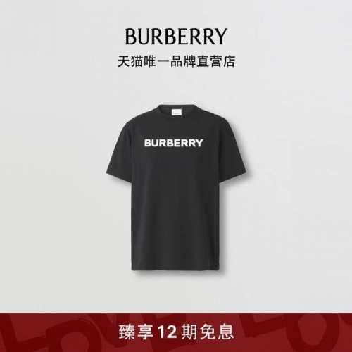 博柏利基础百搭款 胸前经典Logo字母永不过时 内搭外穿都超级好看 不分性别年龄 都可轻松驾驭 品名 Burberry 巴宝莉 情侣款经典字母T.. 颜色 黑色